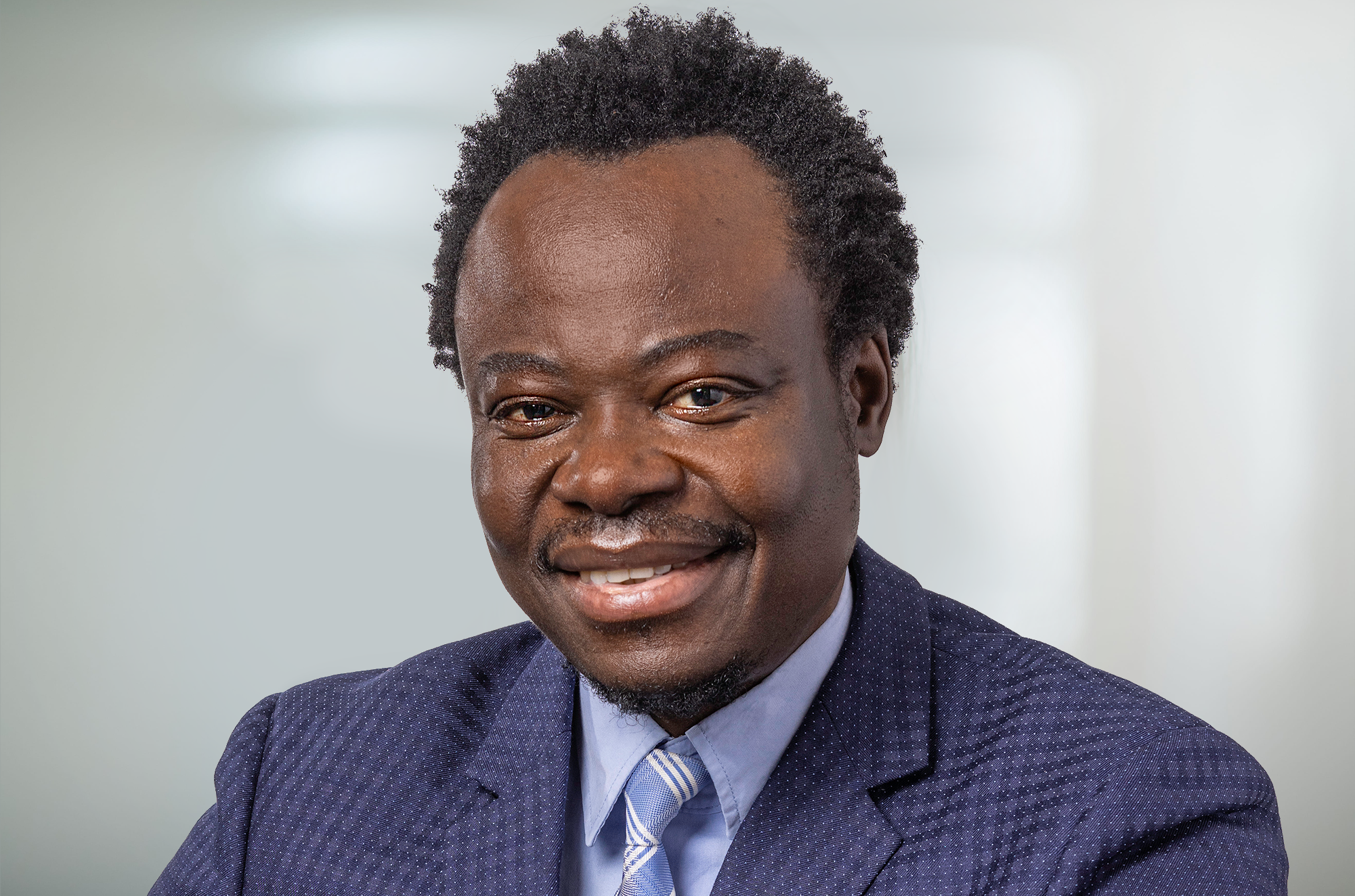 Portrait de Daniel DJEDI DJONGAMBOLO OHONGÉ, Avocat collaborateur du bureau de Kinshasa du cabinet DALDEWOLF