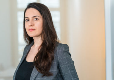 Enida RRAPAJ, portrait, Avocate collaboratrice du cabinet DALDEWOLF